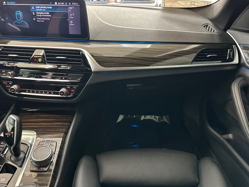 Used 2021 BMW 530e w/ Convenience Package RWD image 29