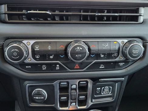 Used 2025 Jeep Wrangler Unlimited Sahara AWD/4WD image 18