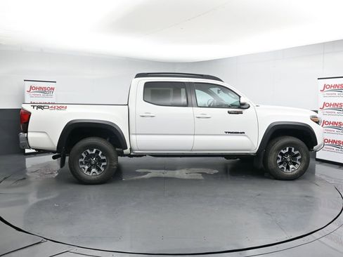 Used 2019 Toyota Tacoma TRD Off-Road AWD/4WD image 9