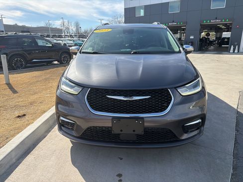 Used 2023 Chrysler Pacifica Limited image 2