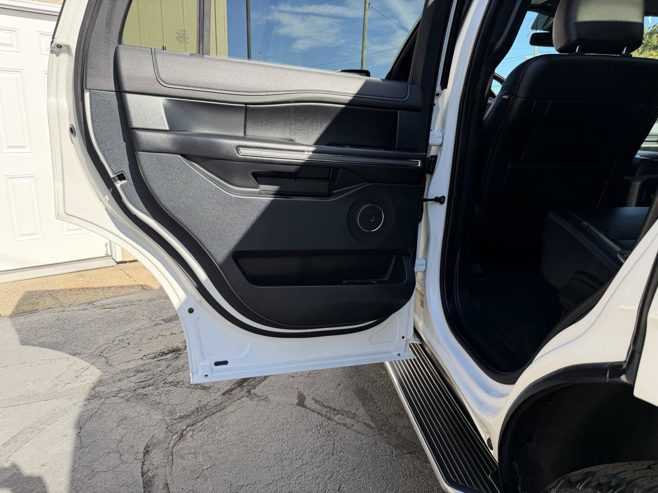 Used 2020 Ford Expedition XLT w/ Equipment Group 202A AWD/4WD image 32