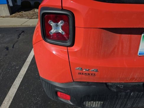 Used 2017 Jeep Renegade Latitude w/ Cold Weather Group image 18