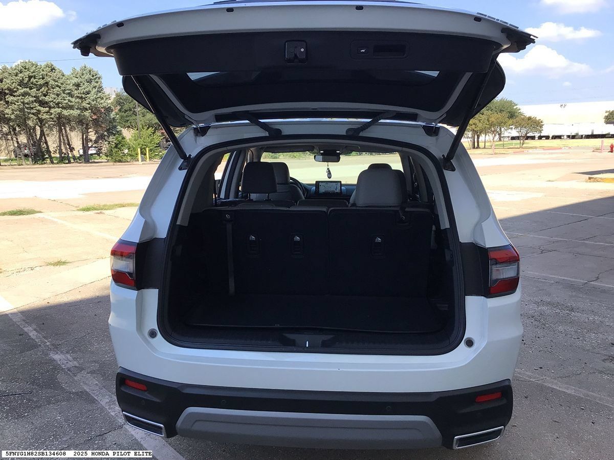 Used 2025 Honda Pilot Elite image 13