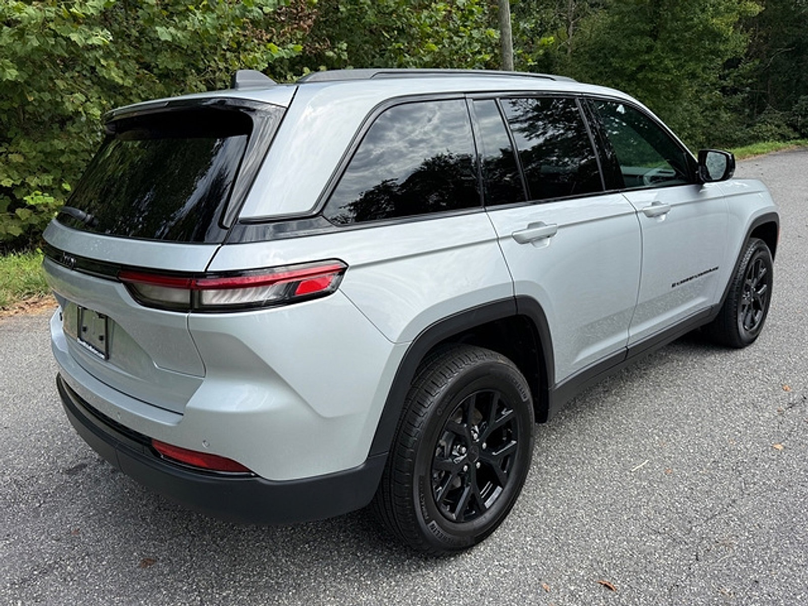 Used 2025 Jeep Grand Cherokee Altitude AWD/4WD image 6