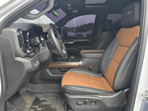 Used 2025 Chevrolet Silverado 2500 High Country w/ High Country Premium Package AWD/4WD image 4
