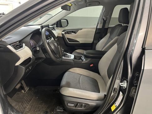 Used 2021 Toyota RAV4 XLE image 6