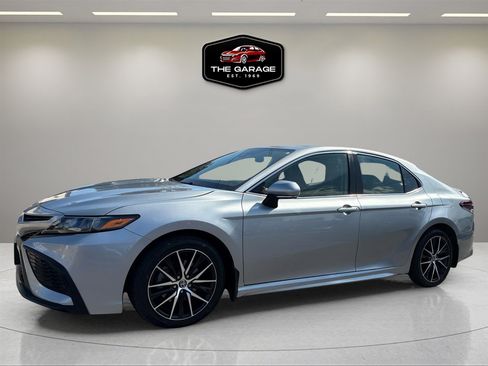 Used 2022 Toyota Camry SE w/ Cold Weather Package image 3