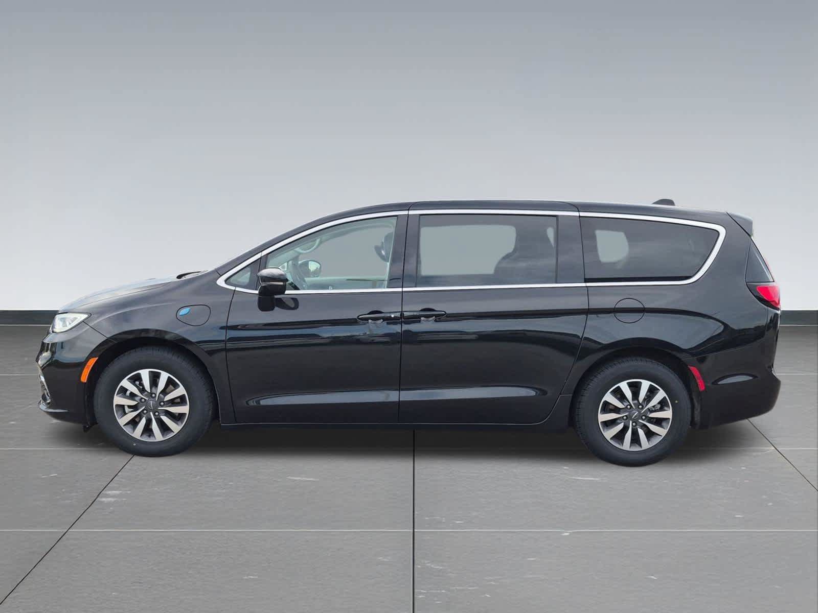 Used 2024 Chrysler Pacifica Limited FWD image 3