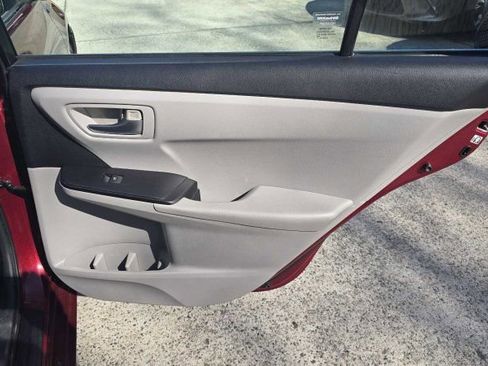 Used 2015 Toyota Camry SE w/ Moonroof Package image 32