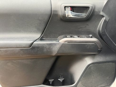 Used 2017 Toyota Tacoma TRD Sport w/ Tow Package image 8