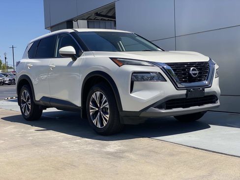 Used 2023 Nissan Rogue SV FWD image 2