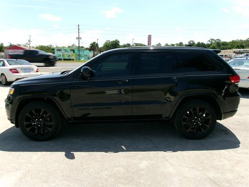 Used 2018 Jeep Grand Cherokee Altitude RWD image 1