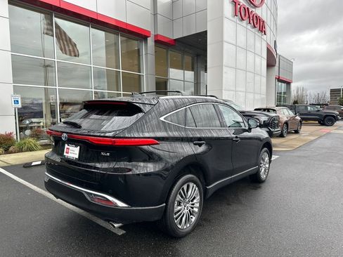 Used 2024 Toyota Venza XLE image 3