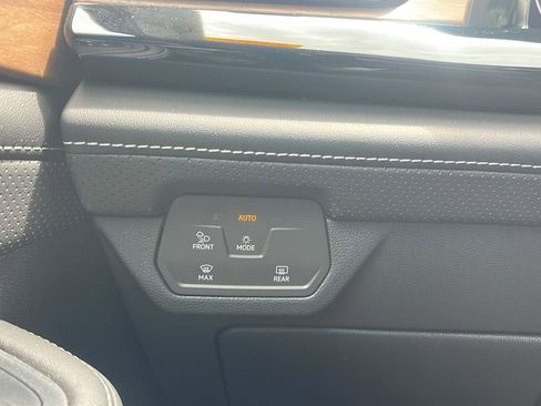 Used 2025 Volkswagen Atlas SE AWD/4WD image 32