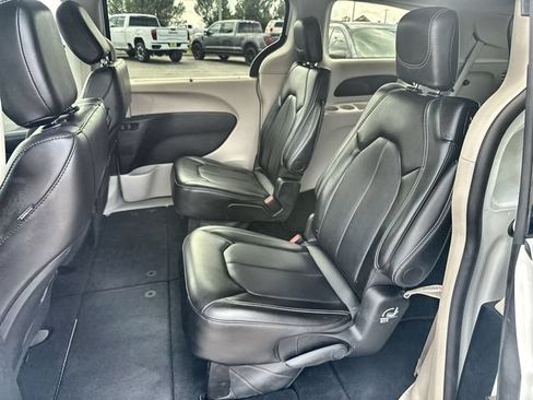 Used 2024 Chrysler Pacifica Touring-L FWD image 21