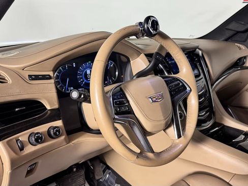 Used 2019 Cadillac Escalade Platinum AWD/4WD image 17