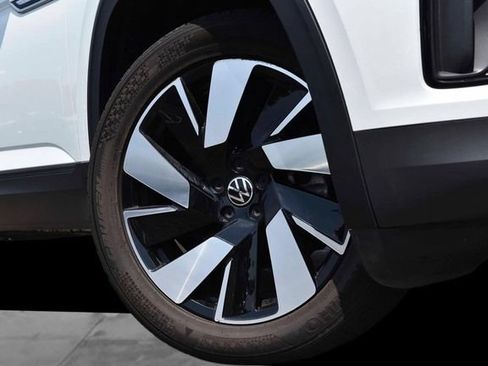 Certified 2024 Volkswagen Atlas Cross Sport SE w/ Panoramic Sunroof Package AWD/4WD image 3