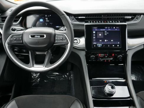 Used 2023 Jeep Grand Cherokee L Laredo image 18