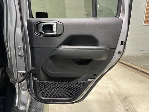 Used 2020 Jeep Gladiator Overland AWD/4WD image 13