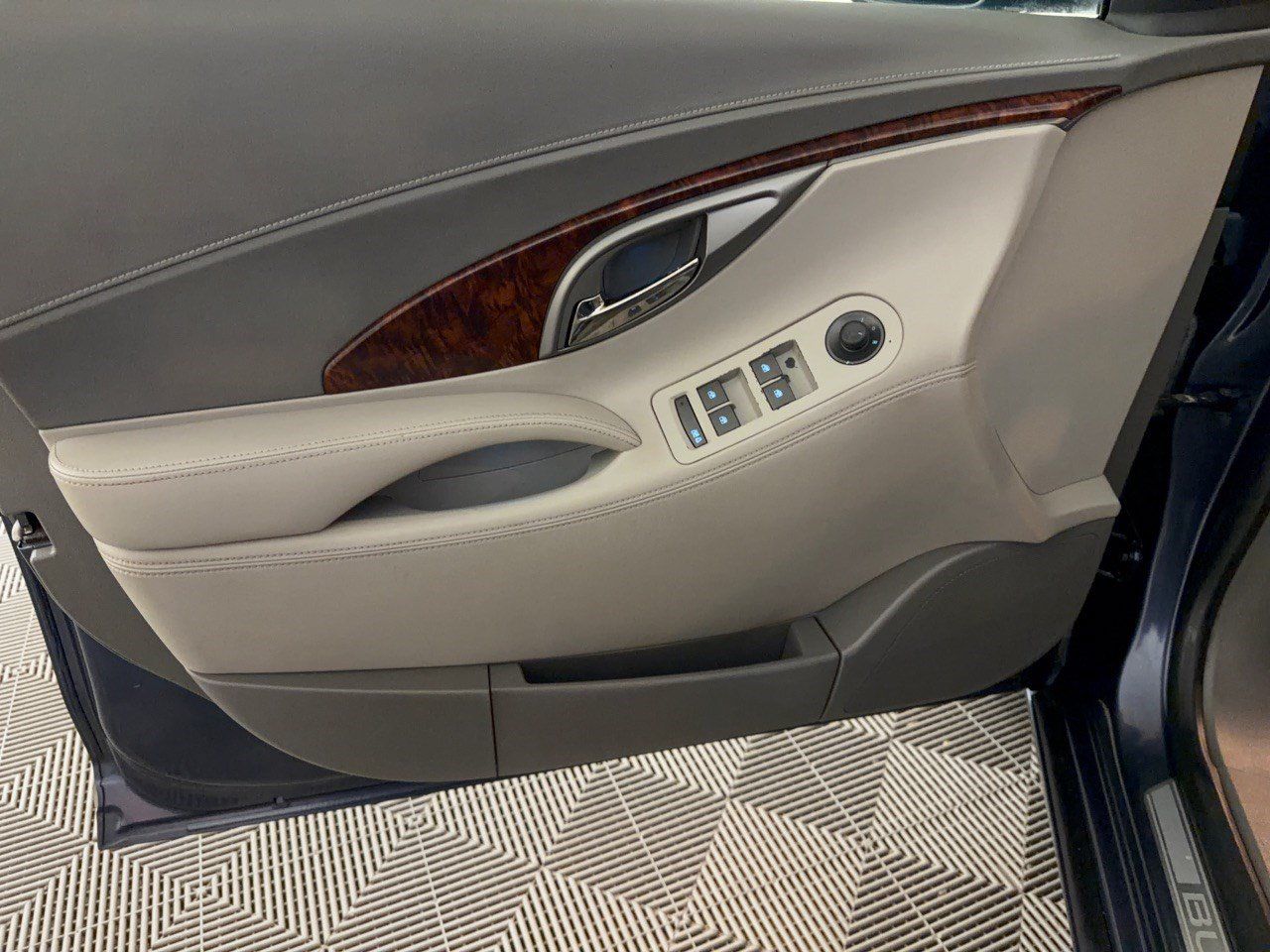 Used 2013 Buick LaCrosse Leather FWD image 14