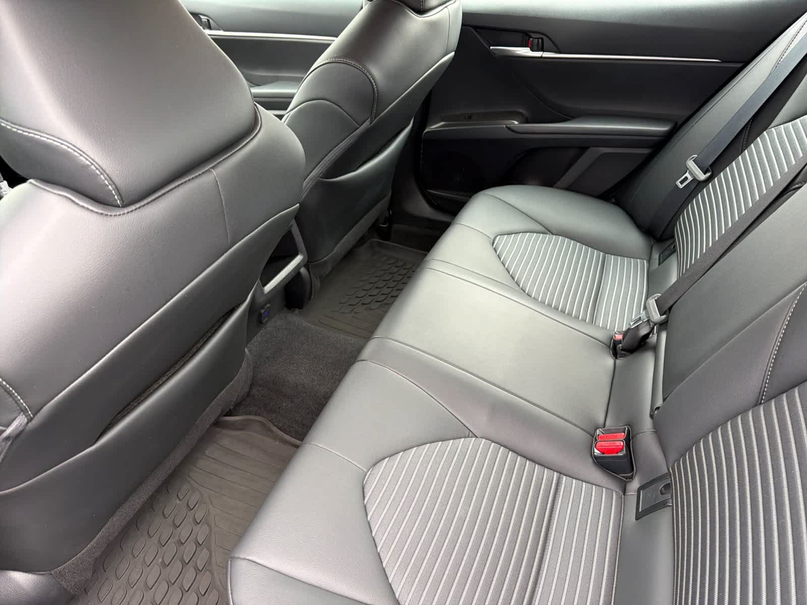 Used 2024 Toyota Camry SE FWD image 4