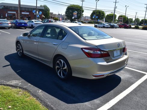 Certified 2017 Honda Accord EX image 4