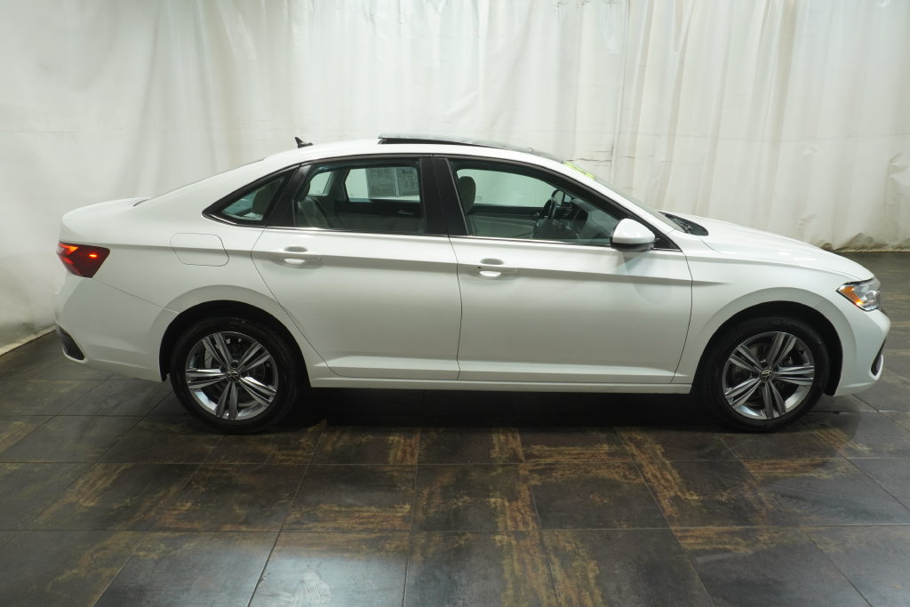 Used 2023 Volkswagen Jetta SE FWD image 3