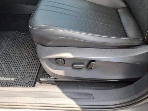 Used 2022 Volkswagen Tiguan SE AWD/4WD image 12