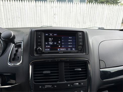 Used 2018 Dodge Grand Caravan SE FWD image 17