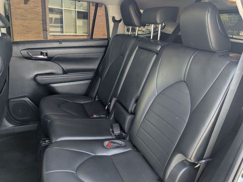 Used 2021 Toyota Highlander XLE AWD/4WD image 34