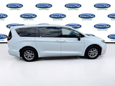 Used 2025 Chrysler Pacifica Select FWD image 8