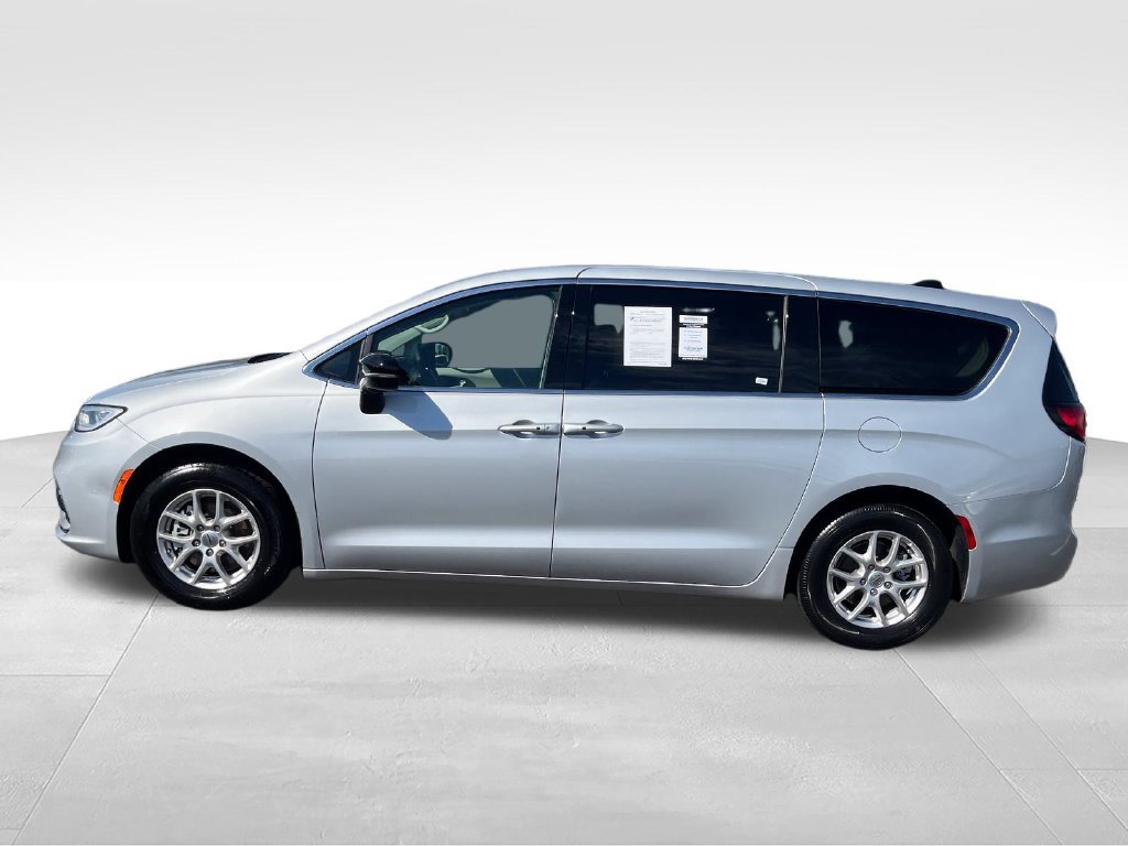 Used 2024 Chrysler Pacifica Touring-L FWD image 2