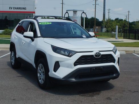 Used 2021 Toyota RAV4 LE AWD/4WD image 2