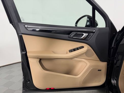 Certified 2025 Porsche Macan Base image 18