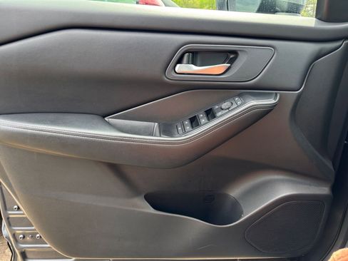 Used 2025 Nissan Rogue SV FWD image 18