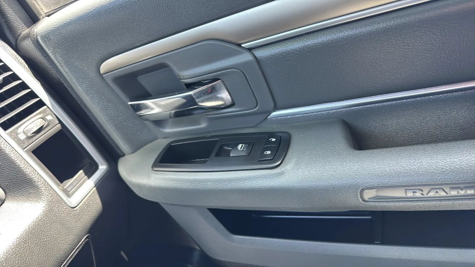 Used 2019 RAM 1500 Classic SLT w/ Luxury Group AWD/4WD image 12
