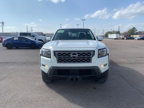 Used 2022 Nissan Frontier SV image 2