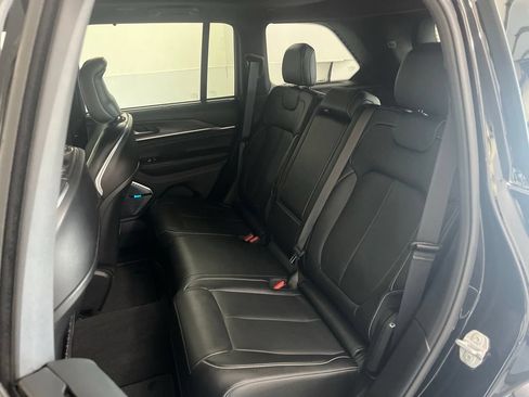 Used 2022 Jeep Grand Cherokee Overland w/ Luxury Tech Group IV AWD/4WD image 19