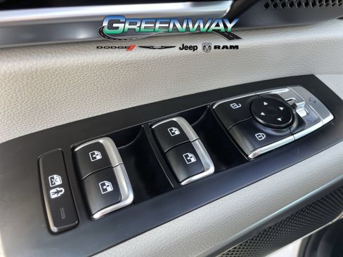 Used 2024 Kia Telluride EX w/ EX Captain's Chair Package FWD image 17