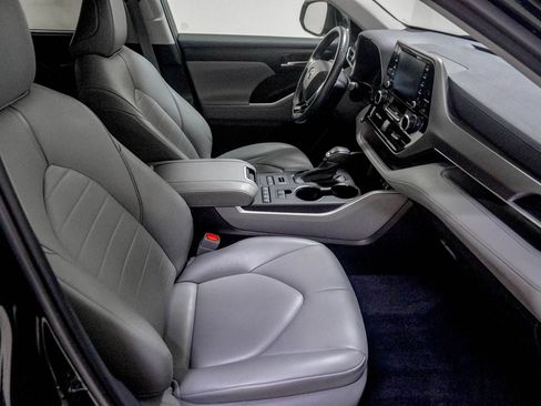 Used 2021 Toyota Highlander XLE AWD/4WD image 33