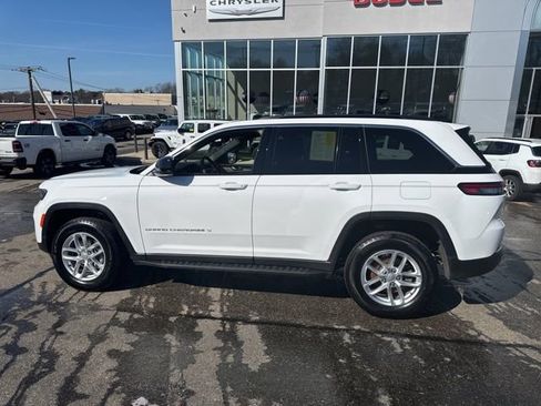 Certified 2025 Jeep Grand Cherokee Laredo X w/ Luxury Tech Group I AWD/4WD image 4