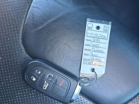 Used 2019 Jeep Cherokee Limited image 35