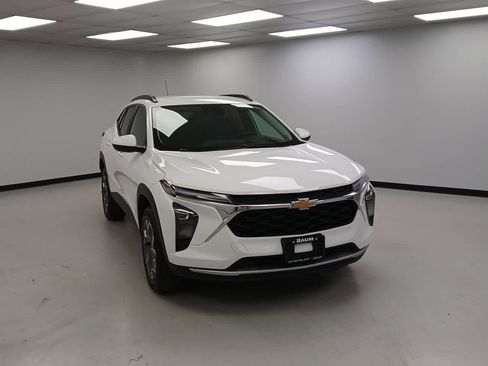 Used 2025 Chevrolet Trax LT w/ LT Convenience Package image 2