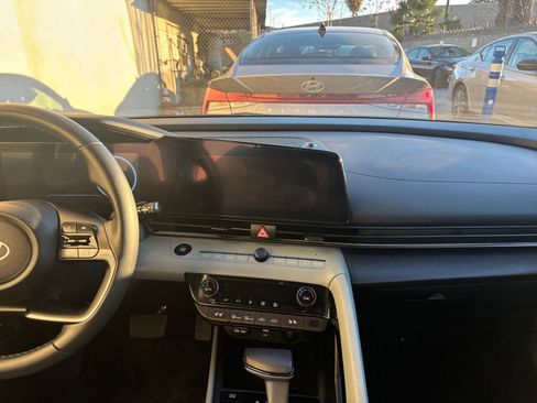 Used 2025 Hyundai Elantra Limited image 18