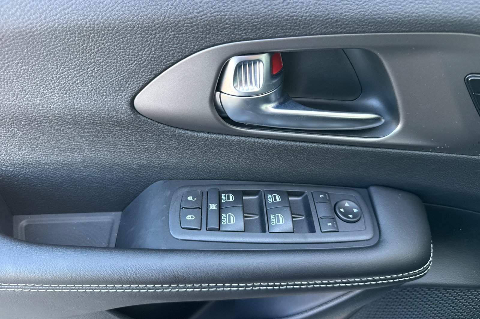 New 2027 Chrysler Pacifica Select FWD image 10