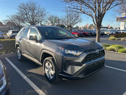 Used 2021 Toyota RAV4 LE image 1