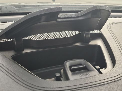 Used 2021 Jeep Cherokee High Altitude image 30