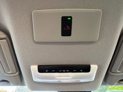 Used 2025 Nissan Versa SR w/ Trunk Package image 39