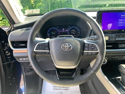 Used 2025 Toyota Grand Highlander AWD image 29