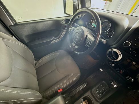 Used 2016 Jeep Wrangler Rubicon w/ Power Convenience Group AWD/4WD image 9